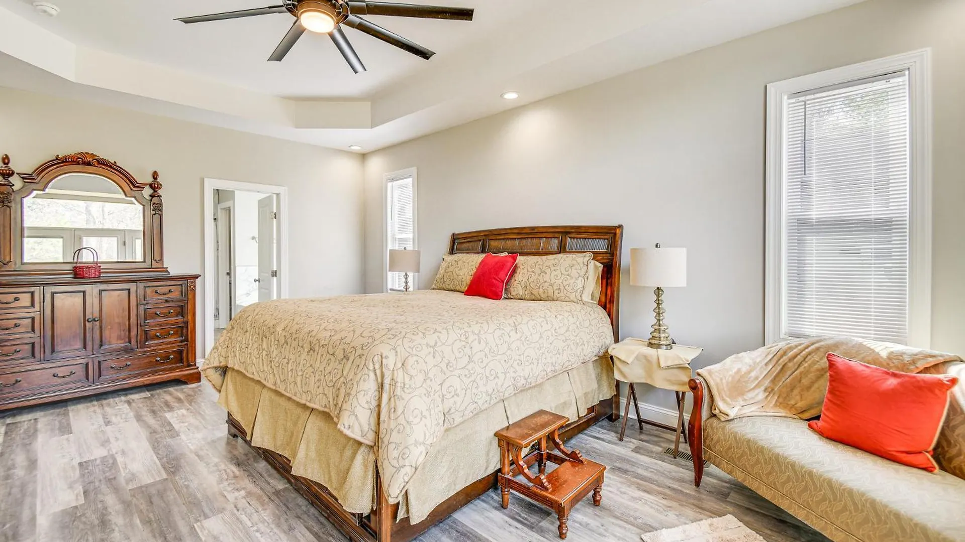 Spacious Hampton Vacation Home Near Beaches! 0*,